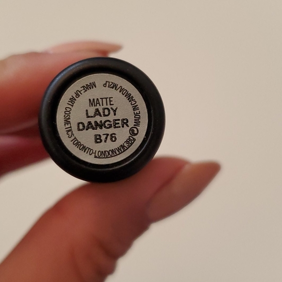 NEW MAC Matte Lipstick in Lady Danger - Picture 4 of 4